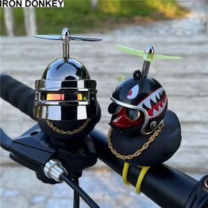Décoration de vélo IRONDONKEY Canard noir avec lunettes de soleil Ornement de <span class=keywords><strong>voiture</strong></span> <span class=keywords><strong>Casque</strong></span> mignon Décoration de <span class=keywords><strong>voiture</strong></span> électrique Sonnette de vélo - Product Image 2