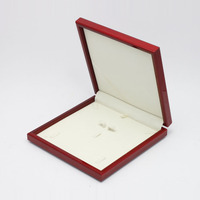 Boîte à bijoux rectangulaire moderne en bois Mele & Co. Genève avec doublure en velours, taille personnalisable pour femmes - Style populaire, logo personnalisé