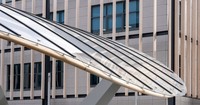 Abri d'entrée architectural moderne en acier et verre avec structure en bois pour immeubles commerciaux, bureaux et hôtels