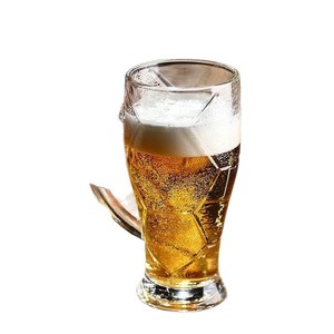 Vasos de Cerveza de Gran Capacidad con Diseño Único de Fútbol en Relieve, Vaso de Vidrio con Asa <span class=keywords><strong>para</strong></span> Bar, Venta al por Mayor <span class=keywords><strong>para</strong></span> la Copa de Fútbol 2026 - Product Image 4