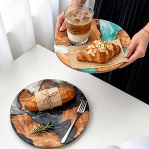 <span class=keywords><strong>Planche</strong></span> à fromage et charcuterie ronde en <span class=keywords><strong>bois</strong></span> et résine faite à la main YINHAO, <span class=keywords><strong>planche</strong></span> à découper <span class=keywords><strong>circulaire</strong></span> décorative en époxy avec œuvre d'art en résine unique - Product Image 5