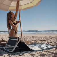 Chaise de plage inclinable avec dossier rembourré réglable, cadre en aluminium compact et portable, avec sangle, pour l'extérieur, la plage, le bord de la piscine