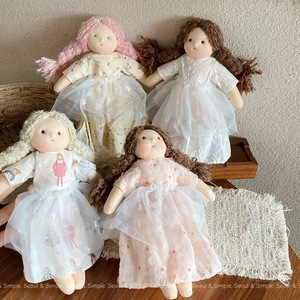 Porte-clés Poupée en Tissu Fille Mignonne aux Cheveux Tressés, avec Robe à Jupe Florale, Breloque <span class=keywords><strong>de</strong></span> Sac, Décoration Cadeau Féminin, Ornement Suspendu Polyvalent et Tendance - Product Image 6