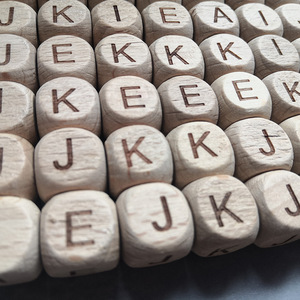 Cuentas cuadradas del alfabeto de madera de 12mm y 100 Uds., cuentas con letras de para chupete de lactancia masticable para bebé, accesorios de cadena - Product Image 6
