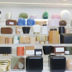 Bouchon de flacon de parfum en gros, noir et rouge, flacon de parfum en verre de luxe, bouchon en plastique, emballage de parfum - Product Image 1