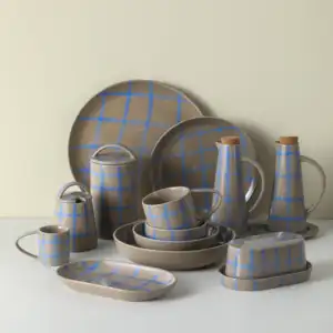 Gridding dilukis tangan modern grosir peralatan dapur kustom keju penyimpanan wadah piring melayani keramik piring mentega dengan tutup