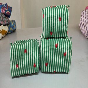 Ensemble de 3 trousses de toilette et de maquillage pliables multifonctions en coton 100% matelassé à rayures vertes et blanches avec cœur rouge - Product Image 2