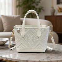 Sac à main artisanal en tissu tissé pour femme, mini sac structuré fait main avec ferrures raffinées pour la vente en boutique