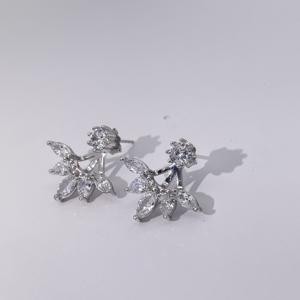 Pendientes de Botón para Mujer con Diseño de Racimo de Hojas Tridimensional, Chapados en Latón, Clásicos, Elegantes y Lujosos de Tianyu Gems - Product Image 1