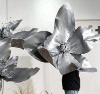 Décoration géante en fleurs artificielles en EVA argenté pour vitrine de centre commercial et merchandising visuel en magasin