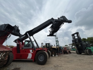 รถยกตู้คอนเทนเนอร์ Kalmar DRT450 มือสองจากสวีเดน ใช้งานน้อย 45 ตัน อะไหล่แท้สภาพดี เหมาะสำหรับใช้งานในท่าเรือ - Product Image 1