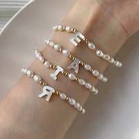 Bracelet en perles d'eau douce avec breloque lettre personnalisée, idée de bijoux faits main, cadeau, perles en acier inoxydable