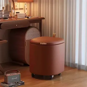 Sgabello da Trucco Girevole con Ruote Universali, Sedia Bassa Quadrata in PU, Stile Minimalista Italiano, per Camera da Letto e Arredamento Casa, con Contenitore per Cosmetici - Product Image 1