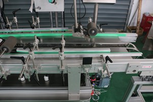 Etiquetadora Automática de Etiquetas SKILT con Certificación CE para Cajas, Bandejas y Líneas de Empaquetado de Pollo |   Aplicador de Etiquetas Adhesivas Multifuncional - Product Image 3