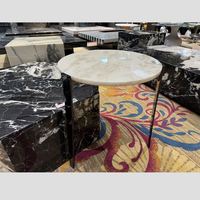 Nouvelle table basse ronde en marbre blanc pour un salon luxueux et sophistiqué de style italien, adaptée à un usage domestique.