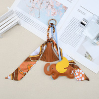 Porte-clés de luxe en cuir PU motif éléphant avec pompon, breloque de sac animal, pendentif décoratif pour sac à main ou voiture, accessoires quotidiens durables pour femmes