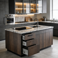 Meubles de cuisine modernes en bois naturel avec armoires supérieures en verre rétroéclairé, îlot en marbre et tiroirs à fermeture douce