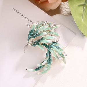 Broche de cristal con forma de flor para mujer, pin de aleación con diamantes de imitación para traje y cheongsam, uso diario. - Product Image 3
