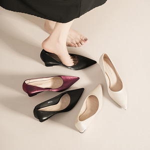 Chaussures compensées 5222D noires à bout pointu en similicuir, confortables à enfiler, toutes saisons, pour femmes - Product Image 3