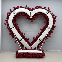 Handgefertigter Herzförmiger Blumenbogen mit Roten Rosen für Heiratsantrag, Verlobung und Hochzeit, Anpassbare Tischdekoration für Weihnachten und Ostern