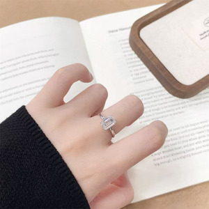 Anelli di Fidanzamento Minimalisti Premium a 4 Punte in Oro Bianco 18K con Diamanti Coltivati in Laboratorio, Gioielli Raffinati per Donne - Product Image 4