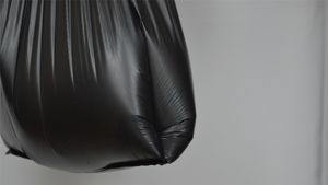 Sacs à ordures industriels noirs robustes en plastique recyclé PE pour entrepreneur en construction - Product Image 4