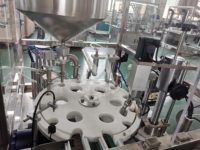 Bouteille d'huile essentielle de parfum automatique, bâton de déodorant en rouleau sur machine de remplissage
