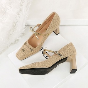 Zapatos Mary Jane Talons color caqui con correa dorada con lazo, punta cuadrada sofisticada y tacón grueso para mujer - Product Image 4