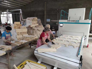 Pressa per giunzioni di pannelli in legno ad alta radiofrequenza P6 HF, incollatrice per bordi, tenonatrice CNC <span class=keywords><strong>a</strong></span> coda di rondine, motore e pompa - Product Image 3