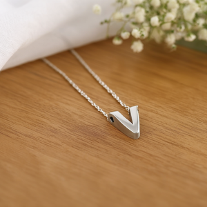 Collar con colgante de letra V de acero inoxidable Angelina, cadena minimalista para mujer, uso diario, chapado en oro, paquete de 12 piezas - Product Image 2