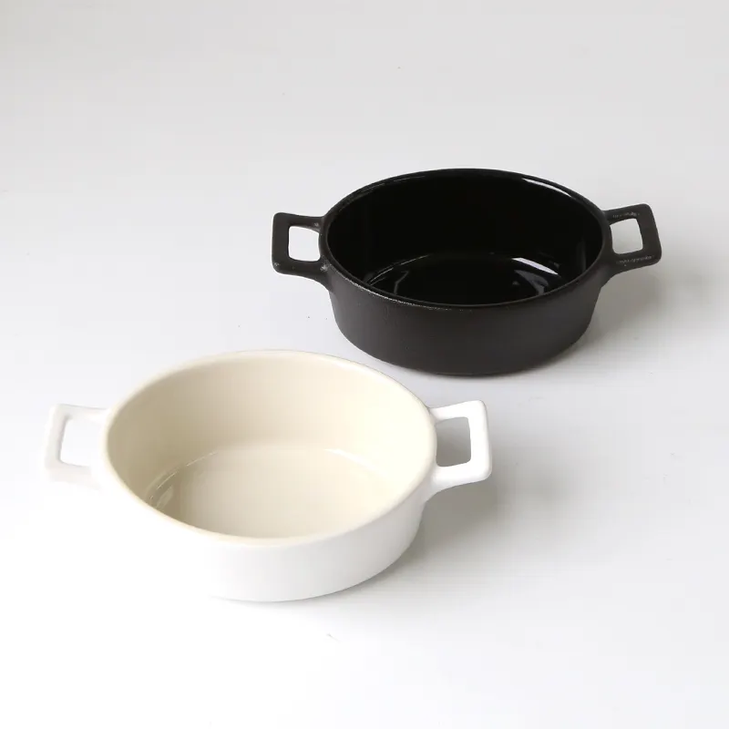 Yapışmaz mat beyaz ve siyah oval pişirme yemekleri çift saplı mutfak seramiği bakeware