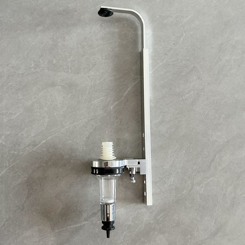 Soporte plateado con bomba negra para perfume a base de alcohol