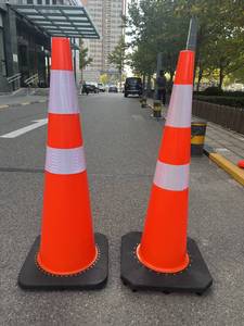 Nhà Máy Giá tam giác có thể gập lại PVC đường giao thông linh hoạt Cone với cơ sở màu đen - Product Image 6