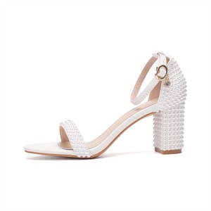 Sandales à talon carré ouvertes pour femmes, décorées de perles de qualité, avec bride de cheville et boucle en strass, idéales pour les mariages et événements. - Product Image 1