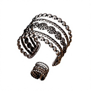 Ensemble de bagues et bracelets jonc concho style western couleur argent antique, accessoires bohèmes pour bijoux de rodeo et concerts - Product Image 4