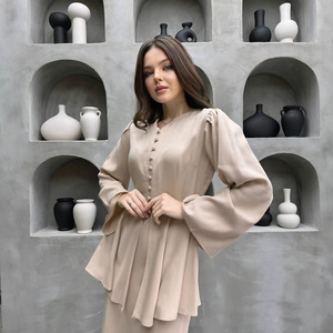 Ensemble 2 pièces musulman modeste pour femme, style Abaya islamique décontracté, comprenant une blouse élégante coupe ajustée et une jupe longue plissée - Product Image 1