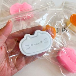 Jouet à presser en forme de chaton en fromage semi-mûr super doux et moelleux, à remontée lente, anti-stress et gadget pour la relaxation - Product Image 4