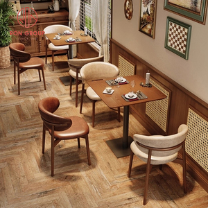 ชุดเฟอร์นิเจอร์ร้านอาหารเชิงพาณิชย์ทันสมัย โต๊ะไม้ยาวสีน้ำตาลอุ่นพร้อมขาโลหะสีดำ เก้าอี้หนังสีเบจแดง สำหรับร้านกาแฟ - Product Image 4