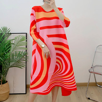 Robe plissée style Miyake, coupe trapèze, manches 3/4, imprimé spirale géométrique, taille unique, très extensible, vente en gros