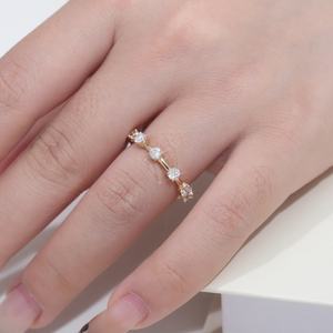 แหวนหมั้นและแต่งงานทองคำแท้ 18K ดีไซน์ใหม่ ประดับเพชรแท้ธรรมชาติ รับรองโดย IGI - Product Image 3