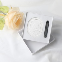 Diffuseur de parfum d'intérieur en porcelaine faite à la main en forme de rose, désodorisant en céramique suspendu pour voiture et armoire, parfum d'ambiance en plâtre