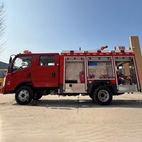 Camion de pompiers avec réservoir d'eau, camion de lutte contre l'incendie, camion de sauvetage incendie, petit camion de pompiers, mini camion de pompiers, camion de pompiers 4x2