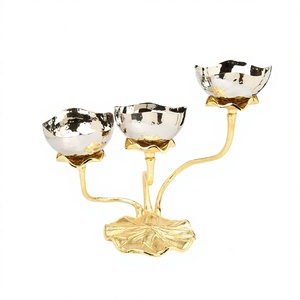 Ensemble de trois bols décoratifs en métal poli, design lotus traditionnel et moderne, avec support doré, fabrication artisanale, prix abordable - Product Image 1