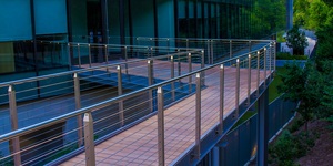 Balustrade à câbles double design en acier inoxydable, montée au sol, avec main courante à câbles - Product Image 3