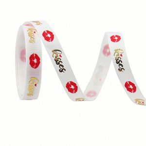 ริบบิ้นโกรเกรนพิมพ์ลายหัวใจสีทองขนาด 1/1.6 ซม. ยาว 10 หลา สำหรับห่อของขวัญและตกแต่งการ์ดในวันวาเลนไทน์ ทำจากโพลีเอสเตอร์อย่างดี ให้ความรู้สึกหรูหราและโรแมนติก - Product Image 3