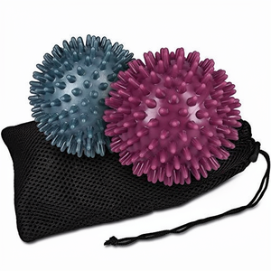 Ensemble de balles de massage <span class=keywords><strong>Navaris</strong></span> Spiky Hedgehog, 2 pièces, massage des pieds, emballage en sac en filet, fonction musicale, balles moyennes-dures - Product Image 1