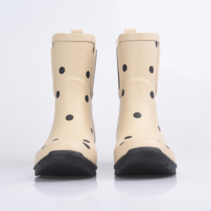 Une paire de bottes de <span class=keywords><strong>pluie</strong></span> pour femmes, imperméables et douces, de couleur <span class=keywords><strong>beige</strong></span>, avec motifs circulaires noirs - Product Image 2