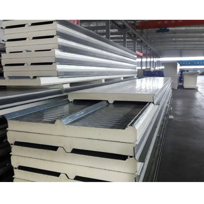 Les panneaux sandwich de toit en PU fabriqués en Chine qui sont plus faciles à installer sont principalement utilisés dans la construction de logements