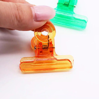 Achat en gros de clips à charnière en plastique translucide Bulldog de couleurs assorties, emballés en fût plastique, pour l'organisation de documents de bureau
