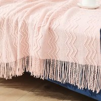 Bonne vente Couvertures tricotées en acrylique à la texture de canapé-lit de couleur unie et de créateur avec logo personnalisé jetés avec pompon